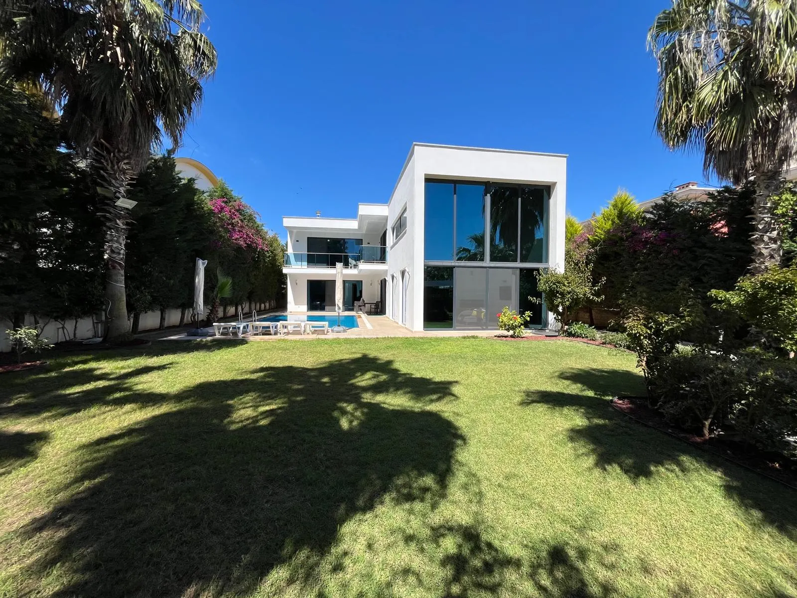 Belek'de Havuzlu Sitede Eşyalı 4+1 Satılık Villa