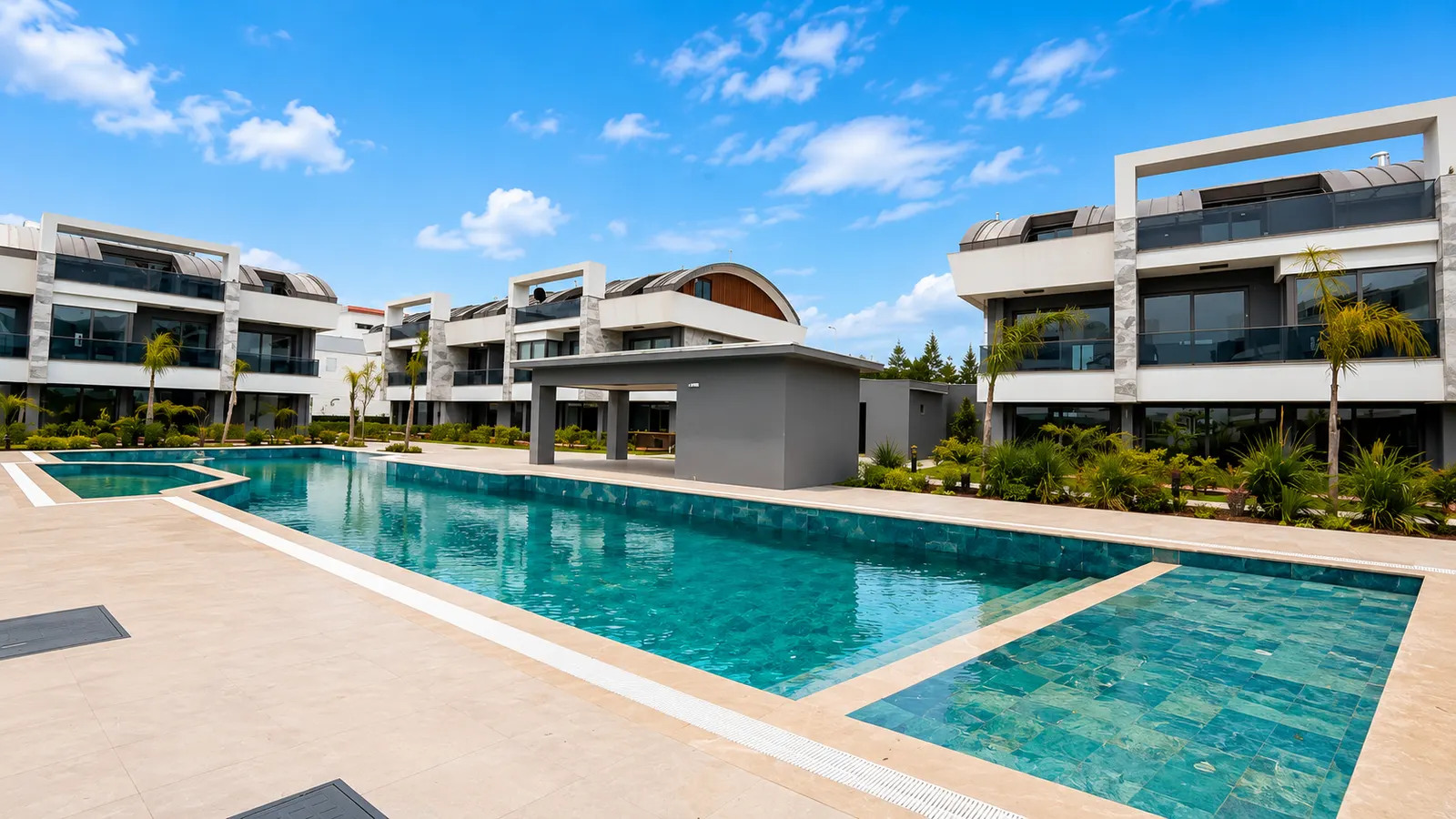BELEK’İN EN PRESTİJLİ SİTESİNDE HAVUZ CEPHELİ FULL EŞYALI LÜKS 1+1