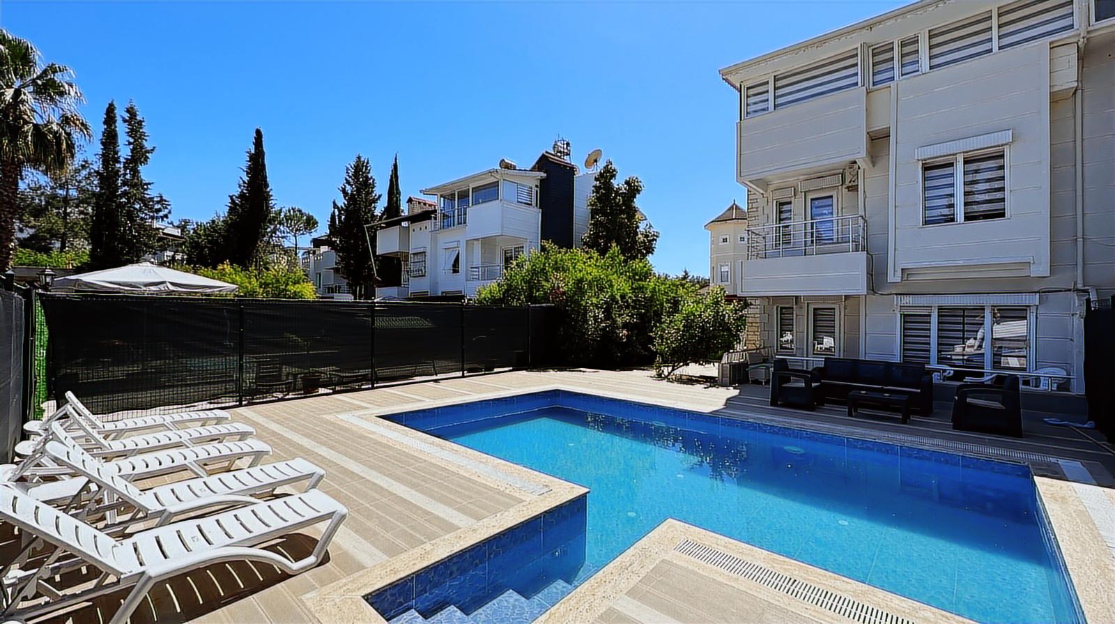 Detached 5+1 Villa with Private Pool, Garden and Parking